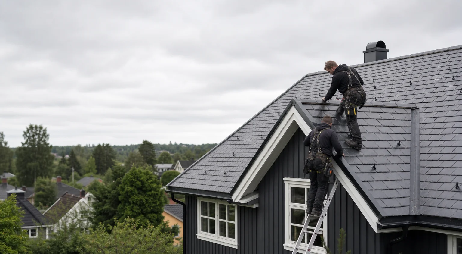 To taktekkere arbeider på et mørkt skifertak i et norsk boligområde